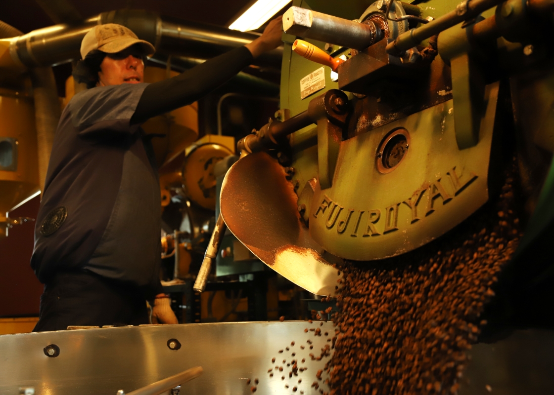 FUJI ROYAL製のコーヒーロースターで作業している人