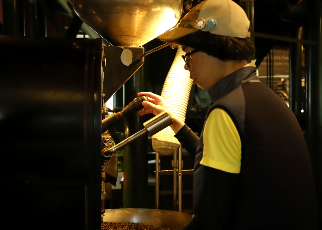 焙煎機で作業している人